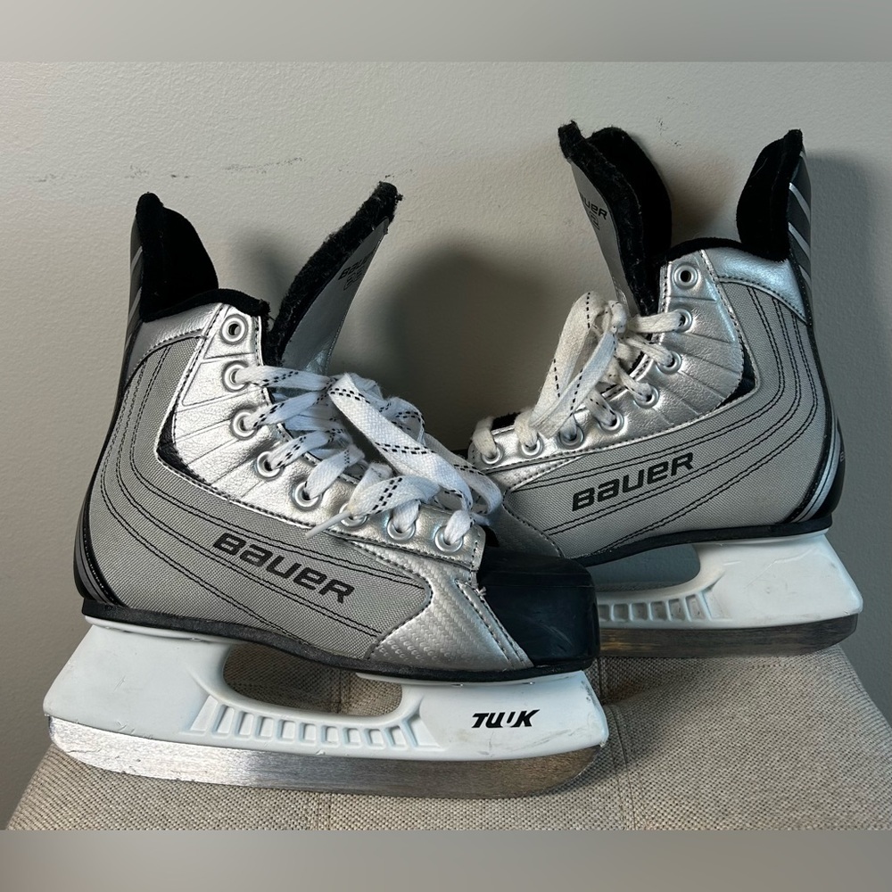 Bauer 22 Silver Ice Hockey Ice Skates Size 3 / US Shoe 4 Good Condition RARE